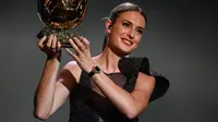 Pemain Barcelona putri, Alexia Putellas, meraih Woman Ballon d'or 2022. (AFP/Frank Fife)