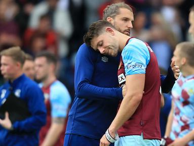 Pada akhir musim 2021/2022 Burnley menjadi satu dari tiga klub yang terdegradasi dari Premier League ke Championship dengan menempati posisi ke-18 di klasemen akhir. Bermain di kasta yang lebih rendah tentu menjadi kemunduran bagi klub dan para pemain. Namun tidak demikian dengan nasib 5 pemain berikut yang ternyata masih bertahan di Premier League usai diikat oleh klub barunya. Siapa saja? Yuk disimak uraiannya. (AFP/Lindsey Parnaby)