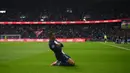 <p>Pemain Paris Saint-Germain, Kylian Mbappe melakukan selebrasi setelah mencetak gol ke gawang LOSC Lille pada laga lanjutan Liga Prancis 2022/2023 di Parc des Princes Stadium, Paris, Prancis, 19 Februari 2023. (AFP/Franck Fife)</p>