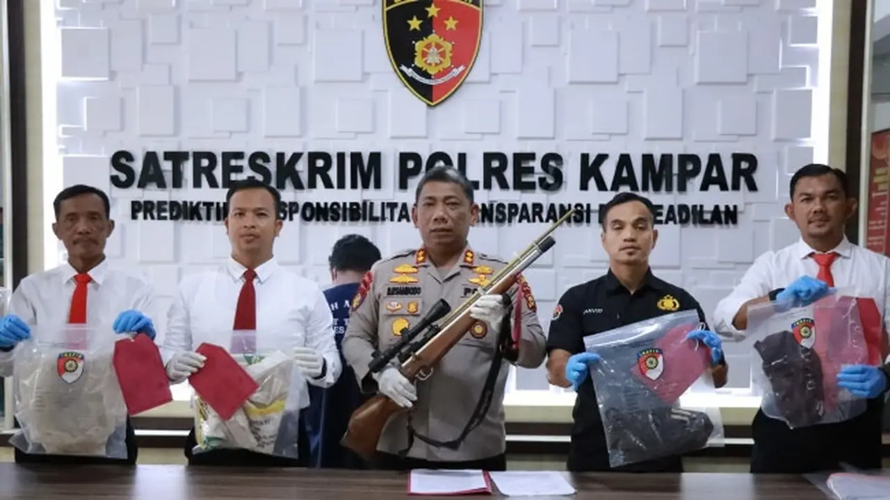 Konferensi pers kasus salah tembak oleh pemburu babi di Polres Kampar.