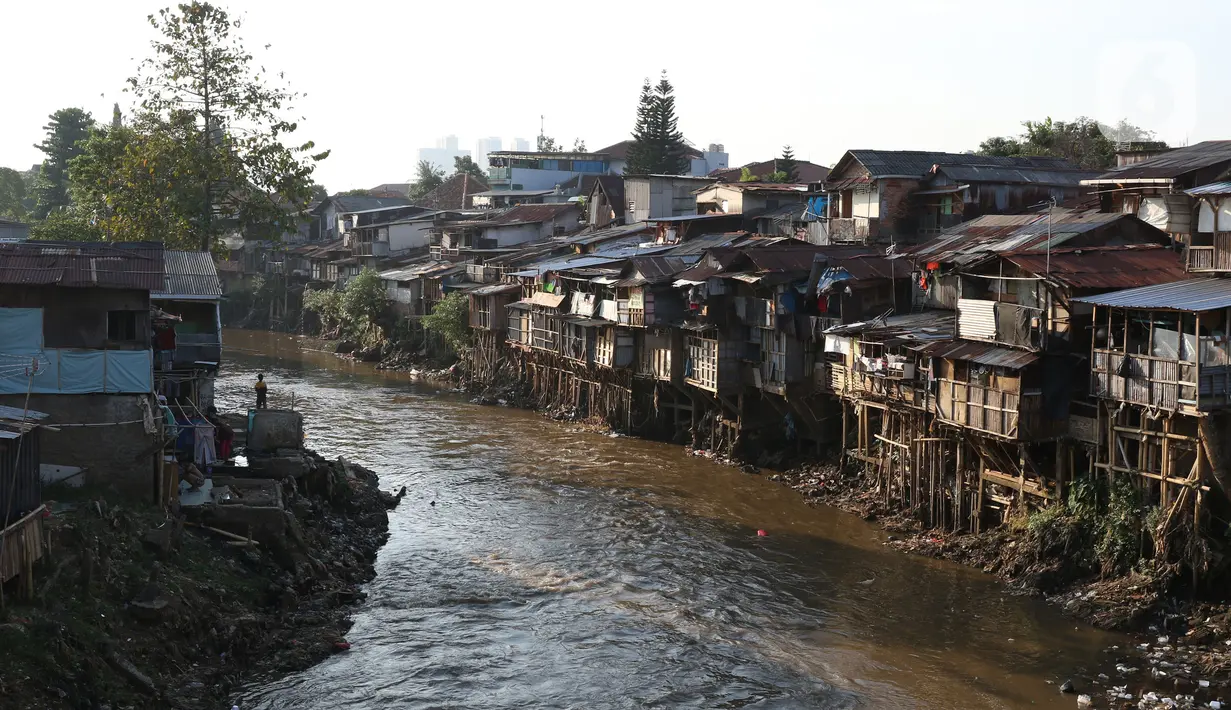 Deretan pemukiman warga berjejer di bantaran Sungai Ciliwung, Jakarta, Senin (27/7/2020). Setiap tanggal 27 Juli diperingati sebagai Hari Sungai Nasional, namun ironisnya kondisi sungai Ciliwung masih terlihat banyak ceceran sampah, terutama plastik. (Liputan6.com/Helmi Fithriansyah)