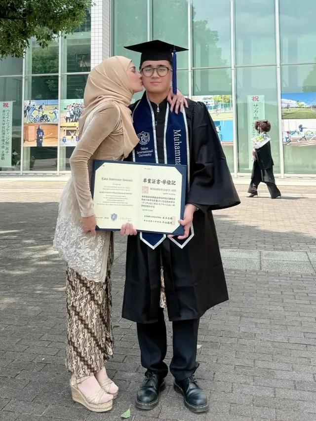 Mulan Jameela menghadiri wisuda putra di Jepang mengenakan kebaya. [@mulanjameela1]