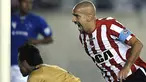 Kapten Estudiantes, Juan Sebastian Veron (kanan) merayakan golnya ketika berhadapan dengan klub Brasil, Cruzeiro di partai Grup 5 Copa Libertadores 2009 di Stadion Unico, La Plata, Buenos Aires, 8 April 2009. AFP PHOTO/ALEJANDRO PAGNI
