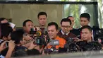 KPK memeriksa pasangan suami istri, Bupati Karawang Ade Swara dan Nurlatifah sebagai tersangka, Selasa (5/8/14). (Liputan6.com/Miftahul Hayat)