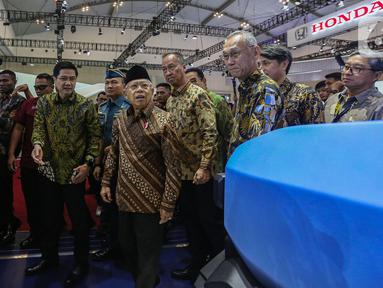 Wakil Presiden Republik Indonesia, Ma'ruf Amin mengunjungi ruang pamer usai membuka ajang otomotif Gaikindo Indonesia International Auto Show (GIIAS) 2024 di Indonesia Convention Exhibition (ICE) BSD, Serpong, Kabupaten Tangerang, Banten, Kamis (18/7/2024). (Liputan6.com/Angga Yuniar)