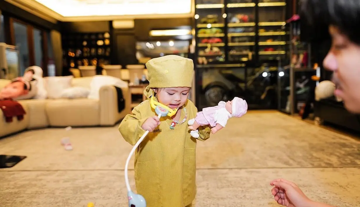 Atta Halilintar yang sedang menanti kelahiran anak kedua itu kerap membagikan beberapa potret putrinya saat sedang bermain. [Instagram/ameenaatta]