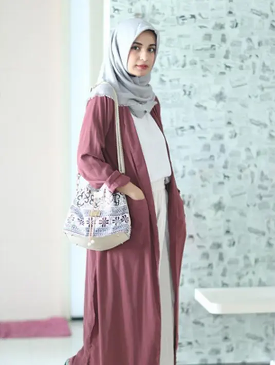 Tidak rumit dalam memakai busana hijab, Shireen Sungkar cukup memakai cardigan panjang sebagai luaran dari baju putihnya pun membuat tampilan manis untuk busana sehari-hari. (via instagram/@shireensungkar)