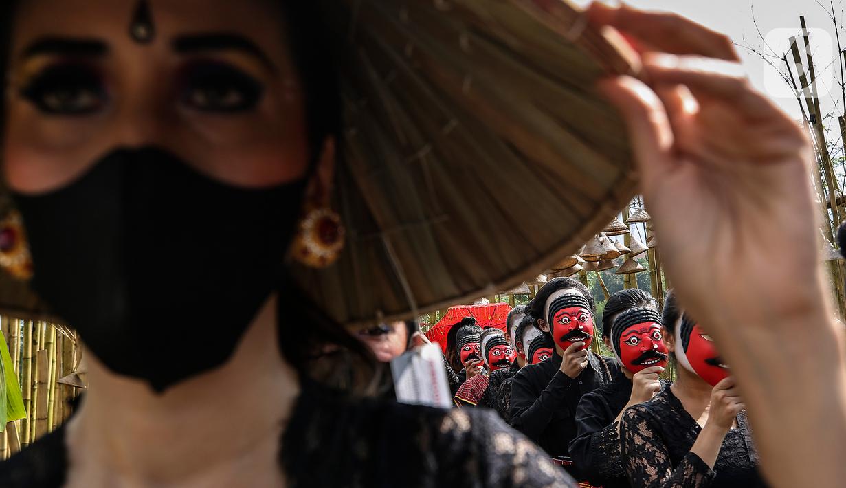 Penari dengan batik dan pakaian tradisional menggelar tarian dan fashion show di Grand Smesco Hills Cisarua, Bogor, Minggu (11/4/2021). Smesco Indonesia dan Yayasan Belantara Budaya Indonesia berkolaborasi menyelenggarakan pagelaran wastra dan budaya menyambut Hari Kartini. (Liputan6.com/JohanTallo)