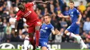 Striker Liverpool, Sadio Mane, menghindari tekel bek Chelsea, Cesar Azpilicueta, pada laga Premier League di Stadion Stamford Bridge, London, Minggu (22/9). Chelsea kalah 1-2 dari Liverpool. (AFP/Olly Greenwood)