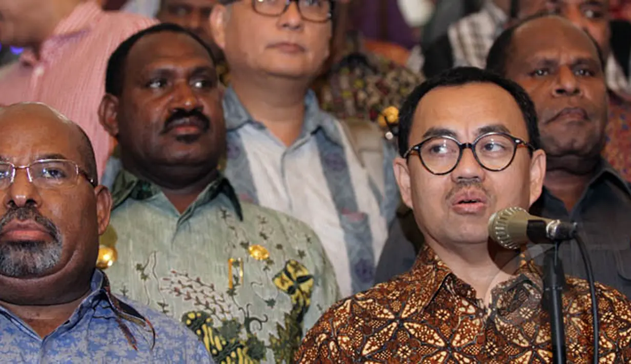 Menteri ESDM Sudirman Said (kanan) memberikan keterangan kepada wartawan terkait wacana pembangunan fasilitas pemurnian biji mineral (smelter) PT Freeport di gedung Kementerian ESDM, Jakarta, Jumat (6/2). (Liputan6.com/Faizal Fanani) 