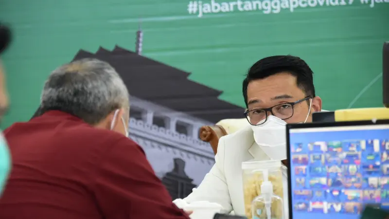 Gubernur Jawa Barat Rmil, Ridwan Kamil atau kang Emil tengah melaporkan perkembangan kasus Covid-19, setelah libur panjang Oktober lalu.