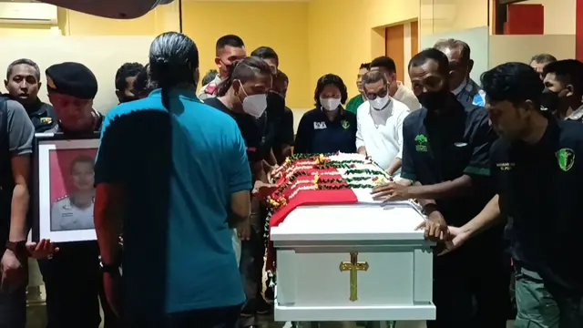 Jenazah AKBP Buddy Alfrits Towoliu saat dibawa menuju ke RSPAD Gatot Soebroto