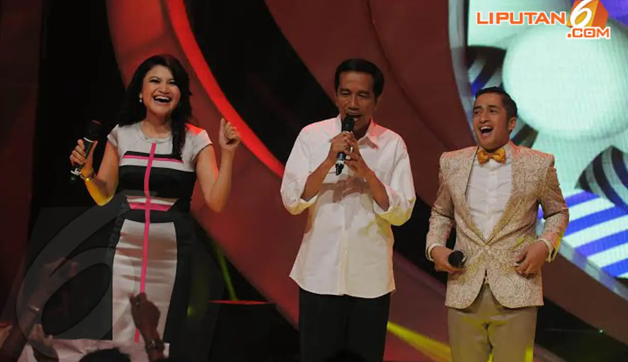 Jokowi yang menyanyikan lagu Darah Muda milik Rhoma Irama ternyata mampu membuat Tina Talisa, Irfan Hakim, dan penonton di studio bergoyang bersama (Liputan6.com/Herman Zakharia)