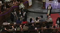 Ratusan umat Kristiani menyalakan lilin pada Misa Natal di Gereja Protestan Indonesia Barat (GPIB) Immanuel, Gambir, Jakarta, Minggu (24/12). Misa Natal 2017 mengusung tema Damai Sejahtera. (Liputan6.com/Herman Zakharia)