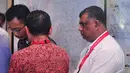 CEO AirAsia Tony Fernandes mendengarkan komentar pihak keluarga mengenai pesawat AirAsia QZ8501 yang hilang kontak di Bandara Juanda, Surabaya, Jawa Timur, Senin (29/12/2014). (Liputan6.com/JohanTallo)