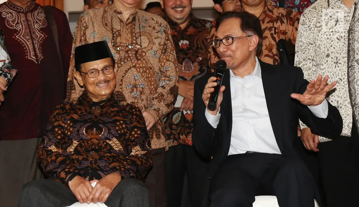Presiden ke-3 RI Bacharuddin Jusuf Habibie berbincang dengan mantan Wakil PM Malaysia Anwar Ibrahim, Jakarta, Minggu (20/5). Agenda reformasi menjadi salah satu alasan utama Anwar memenuhi undangan bertemu Presiden ke-3 RI. (Liputan6.com/Angga Yuniar)