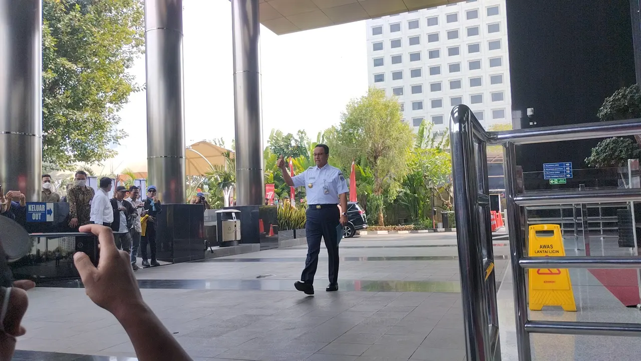 Gubernur Anies Baswedan memenuhi undangan KPK untuk dimintai keterangan terkait kasus dugaan korupsi Formula E.