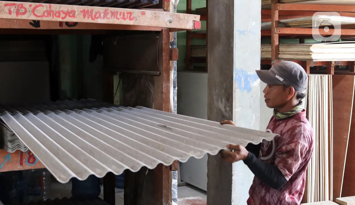 Pekerja merapikan asbes di toko bangunan Cahaya Makmur, Depok, Jawa Barat, Kamis (15/9/2022). Harga bahan bangunan mengalami kenaikan terkait kenaikan harga bahan bakar minyak (BBM) bersubsidi. (Liputan6.com/Herman Zakharia)