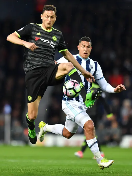 Gelandang Chelsea, Nemanja Matic berusaha mengontrol bola dari kawalan gelandang West Bromwich Albion, Jake Livermore saat bertanding pada lanjutan Liga Inggris di Hawthorns, Inggris, (12/5). (AFP Photo/Anthony Devlin)