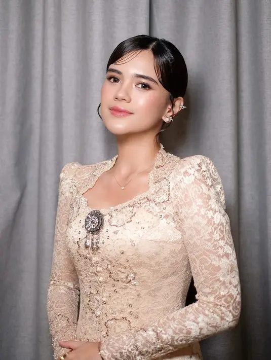 Gaya Audi Marissa sebagai bridesmaid di pernikahan Ochi Rosdiana benar-benar mencuri perhatian. Elegan, anggun, dan tetap bersahaja, ia sukses tampil memukau dalam momen spesial sahabatnya. Tak heran jika banyak yang terpukau dengan keindahan serta harmoni penampilan para bridesmaid dalam acara sakral tersebut. [@audimarissa].