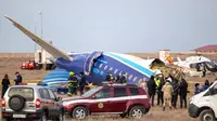 Pesawat Azerbaijan Airlines yang jatuh di Kazakhstan membawa 62 penumpang dan lima awak. (Issa Tazhenbayev / AFP)