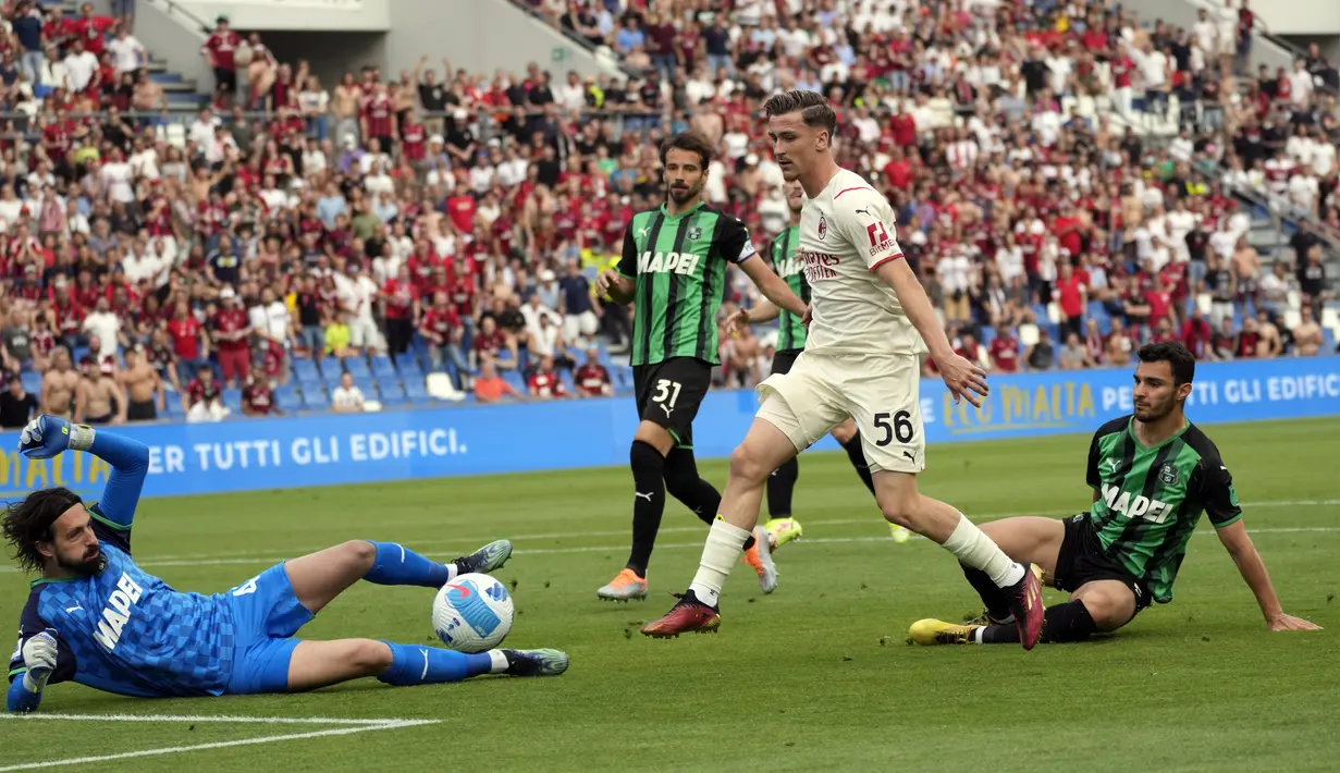 Pemain AC Milan Alexis Saelemaekers (tengah) mencoba peluang mencetak gol saat melawan Sassuolo pada pertandingan sepak bola Liga Italia di Stadion Mapei Reggio Emilia, Italia, 22 Mei 2022. AC Milan juara Liga Italia usai mengalahkan Sassuolo dengan skor 3-0. (AP Photo/Antonio Calanni)