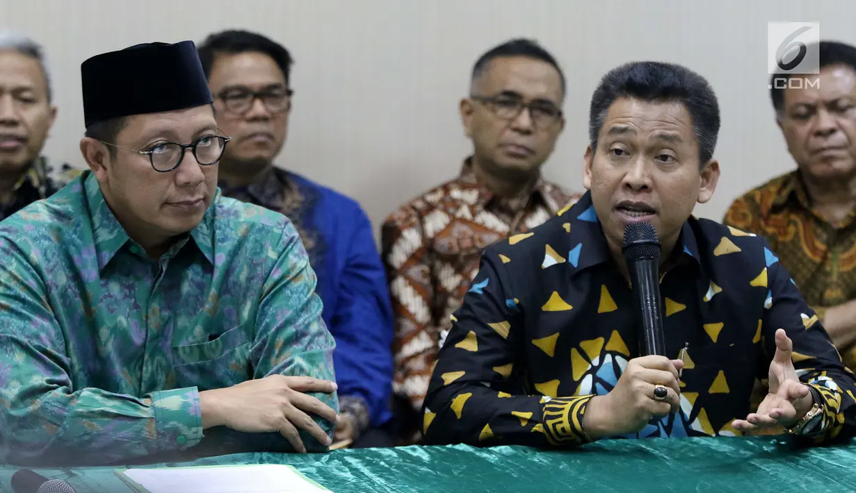 Sekjen Kemenag, M Nur Kholis (kanan) bersama Menteri Agama, Lukman Hakim Saifuddin memberi pernyataan terkait OTT KPK terhadap dua pejabat kanwil Kemenag terkait dugaan jual beli jabatan, Jakarta, Sabtu (16/3). (Liputan6.com/Helmi Fithriansyah)