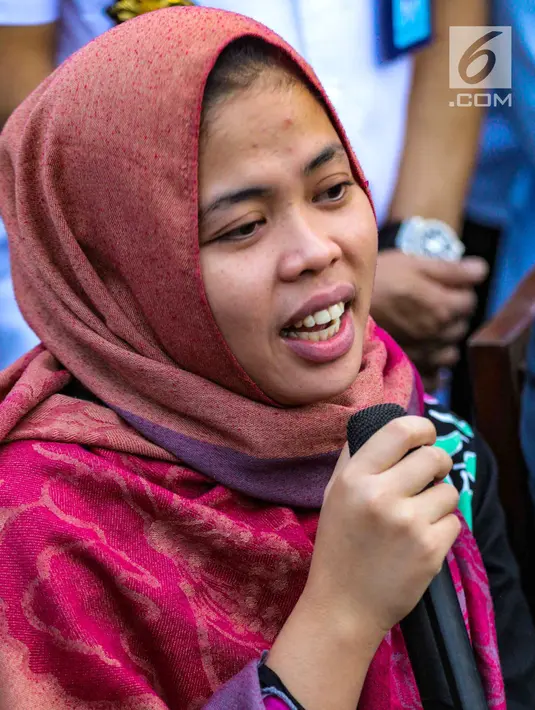 Siti Aisyah memberi keterangan di Bandara Halim Perdanakusuma, Jakarta, Senin (11/3). Siti Aisyah kembali ke Indonesia setelah dibebaskan Pengadilan Tinggi Shah Alam terkait kasus dugaan pembunuhan Kim Jong-Nam. (Liputan6.com/Faizal Fanani)