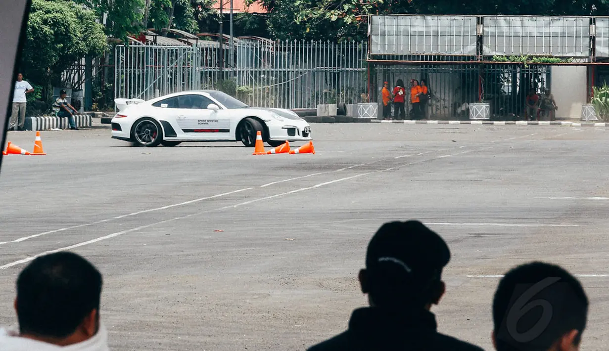 Sejumlah pasang mata menyaksikan aksi para penggemar kendaraan mewah beradu kemampuan di ajang Supercar Experience di Jakarta, Sabtu (1/11/2014). (Liputan6.com/Faizal Fanani)