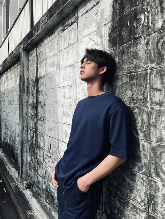 Potret Bright Vachirawit saat mengenakan setelan kasual juga tak kalah mempesona. (FOTO: instagram.com/bbrightvc/)