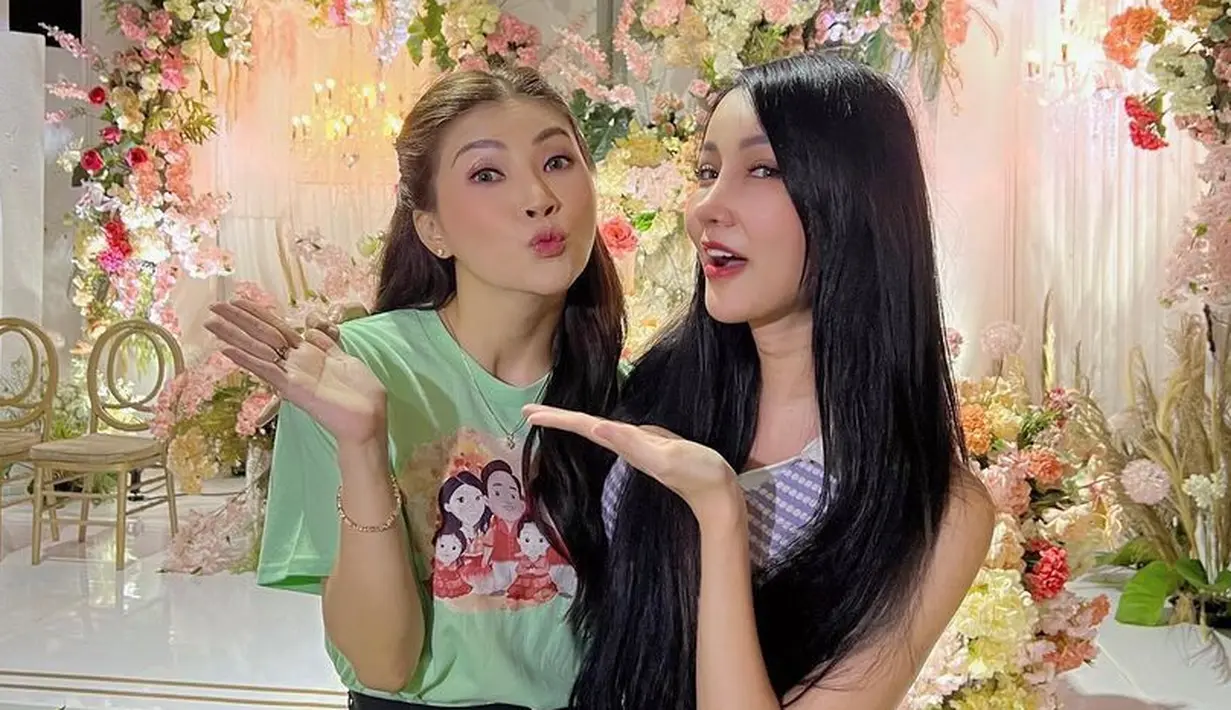 <p>Pesta ulang tahun ini juga dihadiri oleh sederet seleb. Seperti Lucinta Luna tampil bergaya kasual memadukan sleeveless top dan skinny jeans. Penampilannya itu dilengkapi dengan sandal slip on dan tas Dior warna hitam. (Instagram/lucintaluna_manjalita).</p>