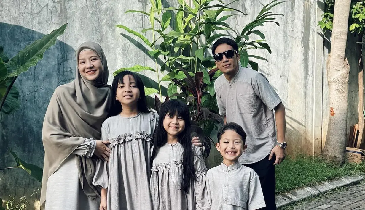 Meski sudah pisah, Natasha Rizky dan Desta tetap bikin baju Lebaran keluarga. Bersama ketiga anaknya, Natasha Rizky dan Desta pilih busana polos bernuansa earth tone. [@natasharizkynew]