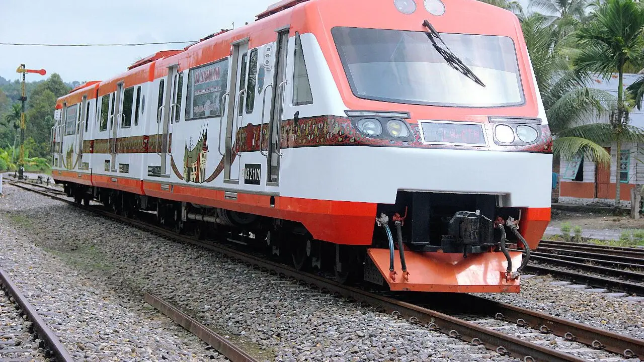Mulai 25 April 2020 PT Kereta Api Divre II Sumatera Barat membatalkan seluruh keberangkatan dan kedatangan perjalanan kereta api. Kebijakan itu imbas dari mewabahnya virus corona Covid-19.
