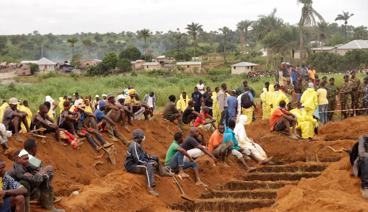 Relawan bersiap memakamkan massal korban banjir dan tanah longsor di sebuah pemakaman di Sierra Leone, Freetown, (17/8). Pemerintah setempat telah mengubur 350 orang yang tewas akibat musibah tersebut. (AP Photo/Kabba Kargbo)