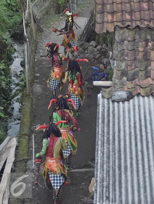 Para penari menuju tempat pentas Festival Lima Gunung di lereng Gunung Merapi, Desa Klogowanan, Magelang, (21/7). Festival tersebut diselenggarakan secara mandiri oleh petani setiap tahun. (Liputan6.com/Gholib)
