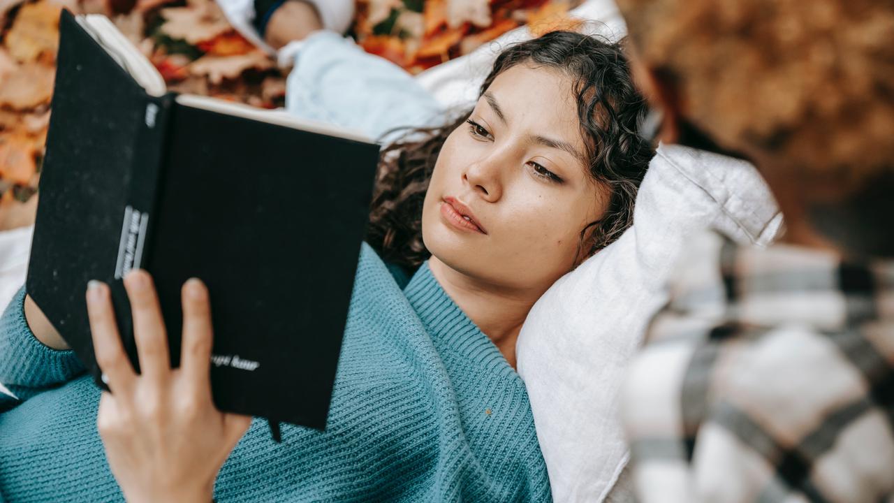 Ilustrasi membaca buku, cerpen