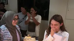 Tak hanya satu kue, Amanda mendapatkan 4 kue ulang tahun. Momen ketika Amanda Manopo bersiap meniup lilin sembari masih memegang script sinetronnya. Dalam jepretan ini, Amanda terlihat tak menyangka mendapatkan kejutan ulang tahun. Tak hanya Amanda, pemain dan kru juga turut merasakan bahagia karena bisa memberikan kejutan untuk Amanda. (Liputan6.com/IG/@salshabillaadr)