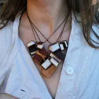 Kalung dengan bandul berbentuk buku ini membuat kamu terlihat gemas. (via: Boredpanda.com)