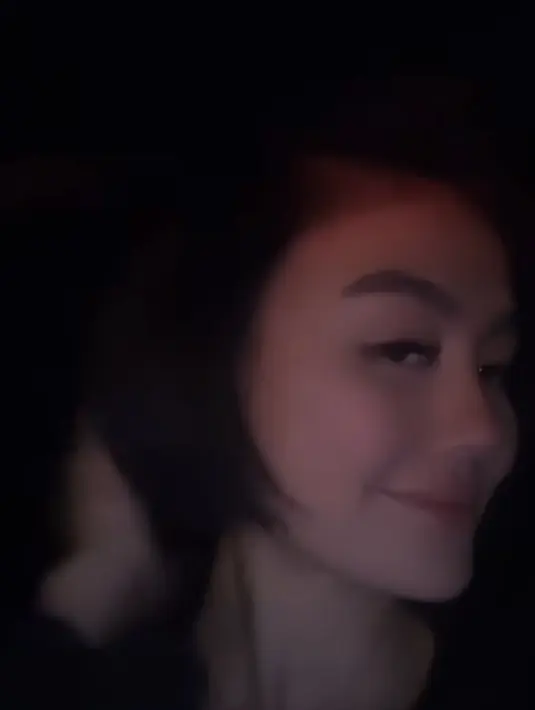Dalam video tersebut, terlihat proses dari mencuci rambut, mewarnai, hingga ia memerlihatkan gaya rambut barunya yang terlihat rambutnya kini tepat sedagu. [@agnezmo]