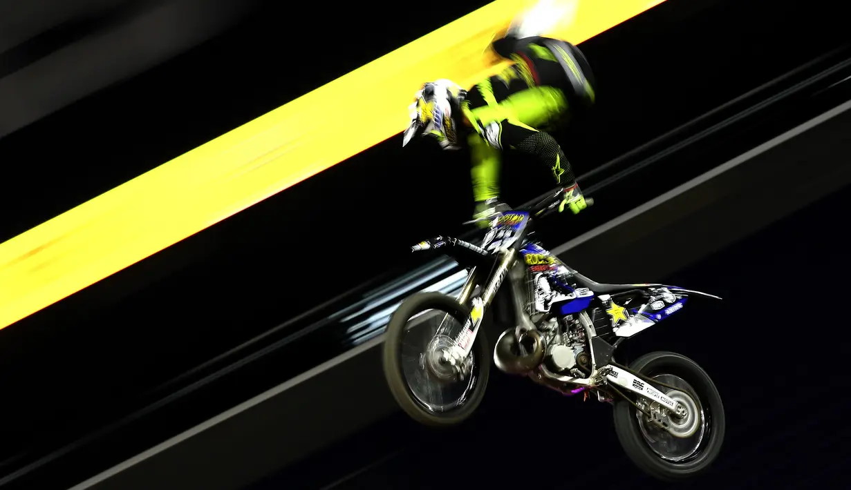 Penampilan Rob Adelberg asal Australia dalam final Moto X Freestyle di ESPN X-Games, Stadion Bank AS, Minneapolis, Minnesota, Amerika Serikat, Jumat (20/7). (Sean M. Haffey/Getty Images/AFP)
