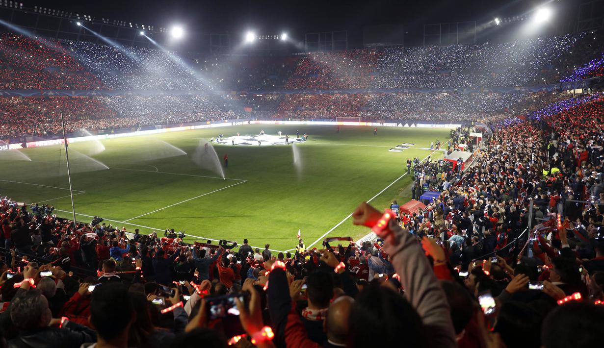 Suasana kemeriahan jelang laga Liga Champions antara Sevilla melawan Liverpool di Stadion Ramon Sanchez Pizjuan, Sevilla, Selasa (21/11/2017). Kedua klub bermain imbang 3-3. (AP/Miguel Morenatti)