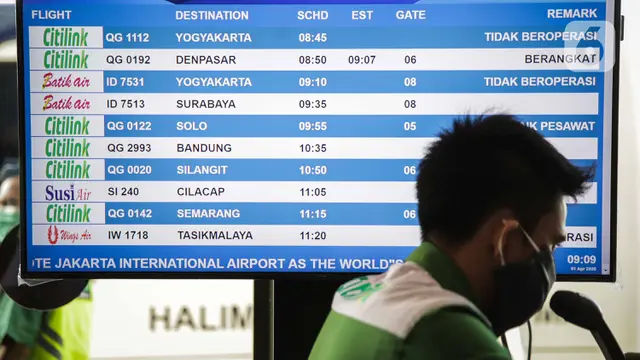 FOTO: Dampak Corona, Jumlah Penumpang di Bandara Halim dan Soetta Turun 30 Persen