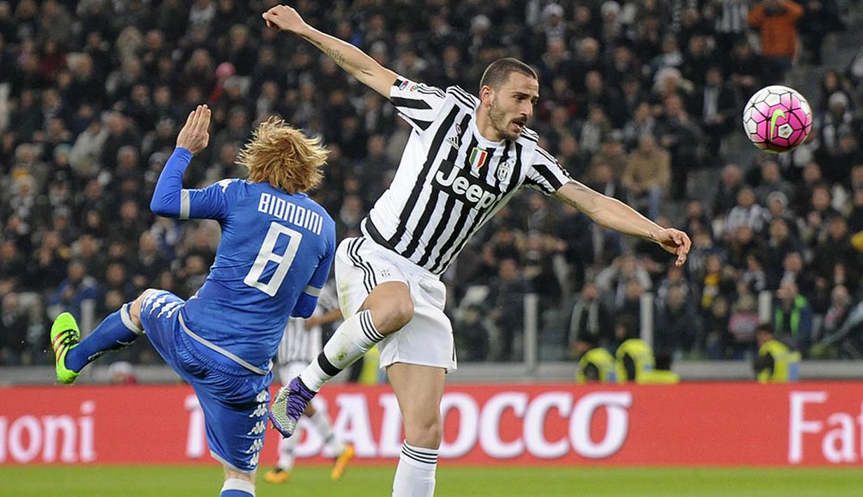 Bek Juventus, Leonardo Bonucci, duel udara dengan gelandang Sassuolo, Davide Biondini. Sementara kekalahan ini membuat Sassuolo tertahan di posisi ke-7 klasemen sementara. (Reuters/Giorgio Perrotino)