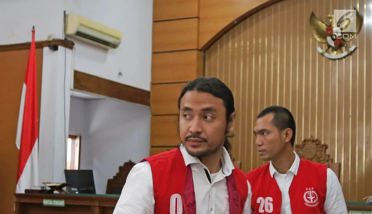Musikus Marcello Tahitoe atau Ello bersama rekannya, Diego usai menjalani sidang di PN Jakarta Selatan, Selasa (28/11). Sidang tersebut beragendakan pembacaan keterangan terdakwa. (Liputan6.com/Herman Zakharia)