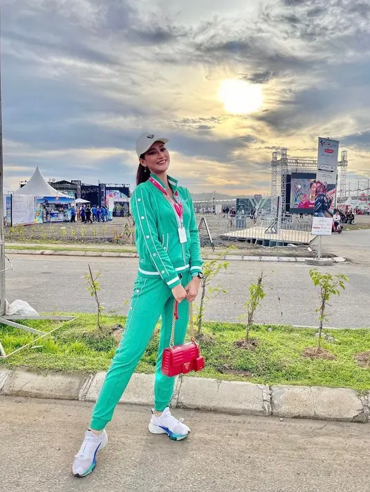 Putri Indonesia 2020 Ayu Maulida juga tak mau ketinggalan momen MotoGP, dia tampil sporty chic kenakan setelan sportwear warna hijau tosca plus sneaker saat mengunjungi area sirkuit Mandalika. (Instagram/ayumaulida97).