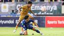 Pemain Bhayangkara FC, Frengky Missa (kiri) berebut bola dengan pemain PSIM Yogyakarta, Yusaku Yamadera dalam laga final Pegadaian Liga 2 2024/2025 di Stadion Manahan, Solo, Jawa Tengah, Rabu (26/02/2025). (Bola.com/Abdul Aziz)