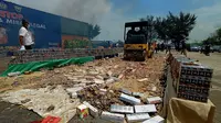 Bea Cukai Banten Musnahkan Barang Ilegal Asal Singapura Di Pelabuhan Indah Kiyat, Kota Cilegon, Banten. (Rabu, 04/11/2020). (Yandhi Deslatama/Liputan6.com)