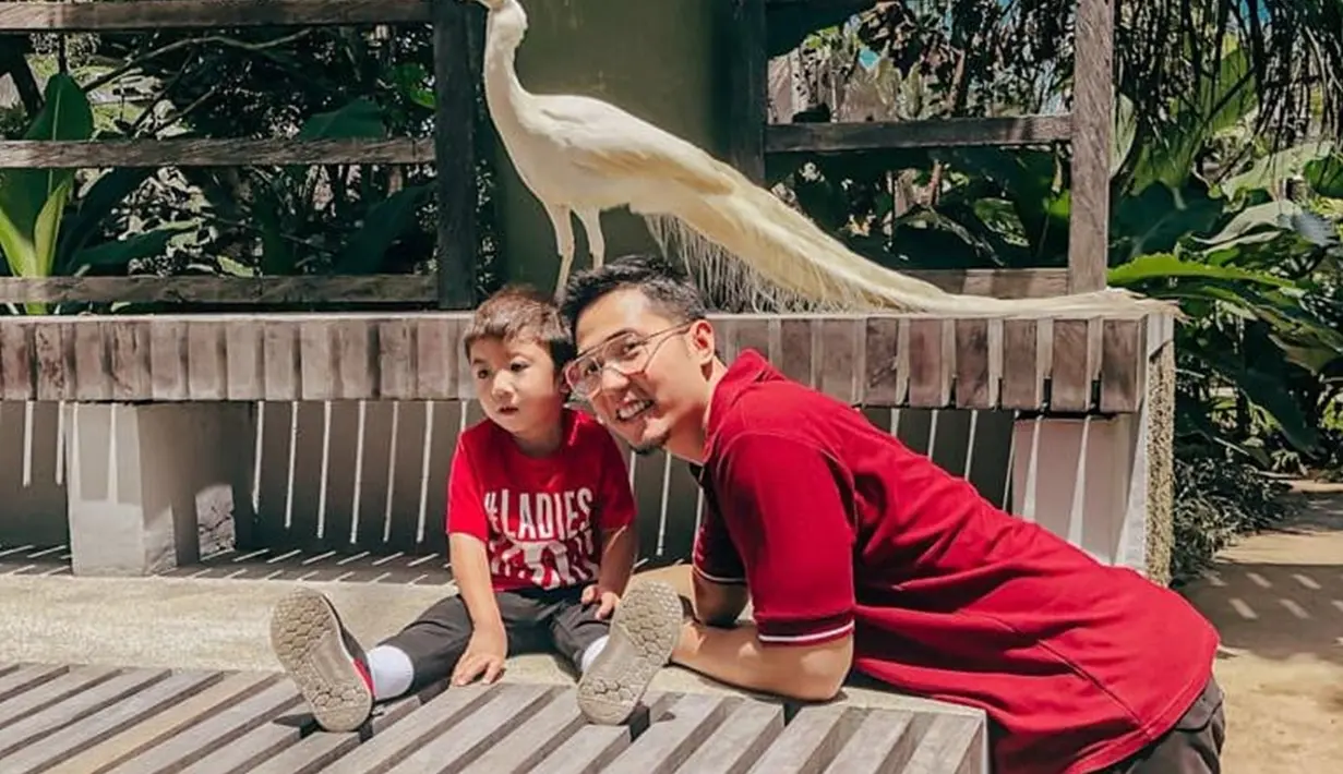 Sebagai seorang ayah yang paham fashion, Kinos selalu memperhatikan baju yang ia dan anaknya kenakan. Seperti saat berkunjung ke kebun binatang, ia dan anaknya bernama Panutan kompak memakai baju warna yang sama yakni merah. (Liputan6.com/IG/@kinosnoski)