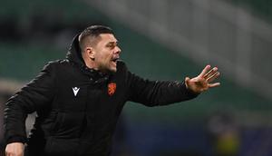 Pelatih Bulgaria, Aleksandar Dimitrov, bereaksi selama pertandingan kualifikasi Piala Dunia FIFA 2026 zona Eropa antara Bulgaria dan Georgia di stadion Vassil Levski, Sofia, pada 18 November 2025. (AFP/Nikolay Doychinov)