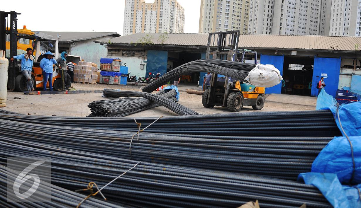 Tumpukan baja dikumpulkan untuk di kirim melalui Pelabuhan Sunda Kelapa, Jakarta, Kamis (15/12). Di Indonesia peluang pengembangan industri dan konstruksi baja nasional masih terbuka lebar. (Liputan6.com/Angga Yuniar)